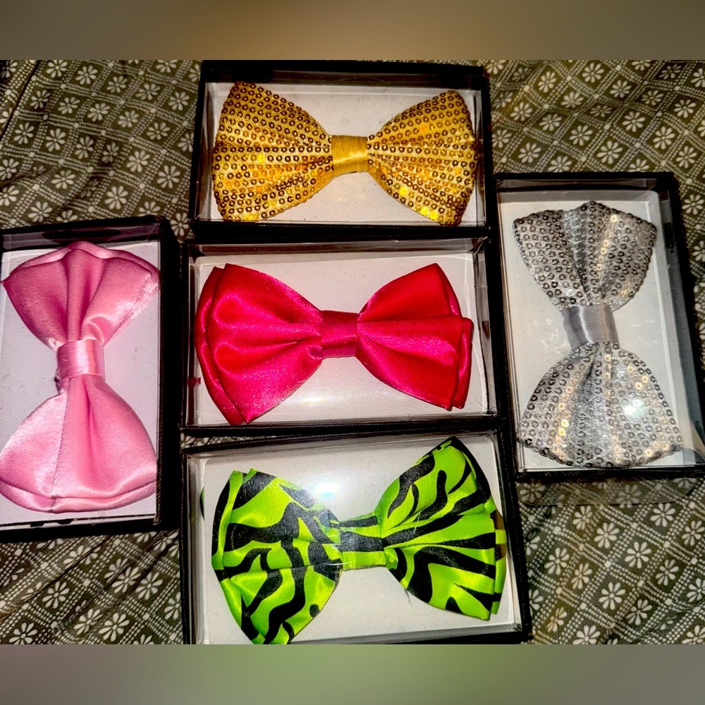 5 Bow ties bundle, never worn in box